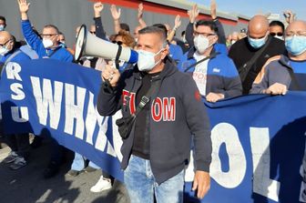 La manifestazione dei lavoratori della Whirlpool di Napoli