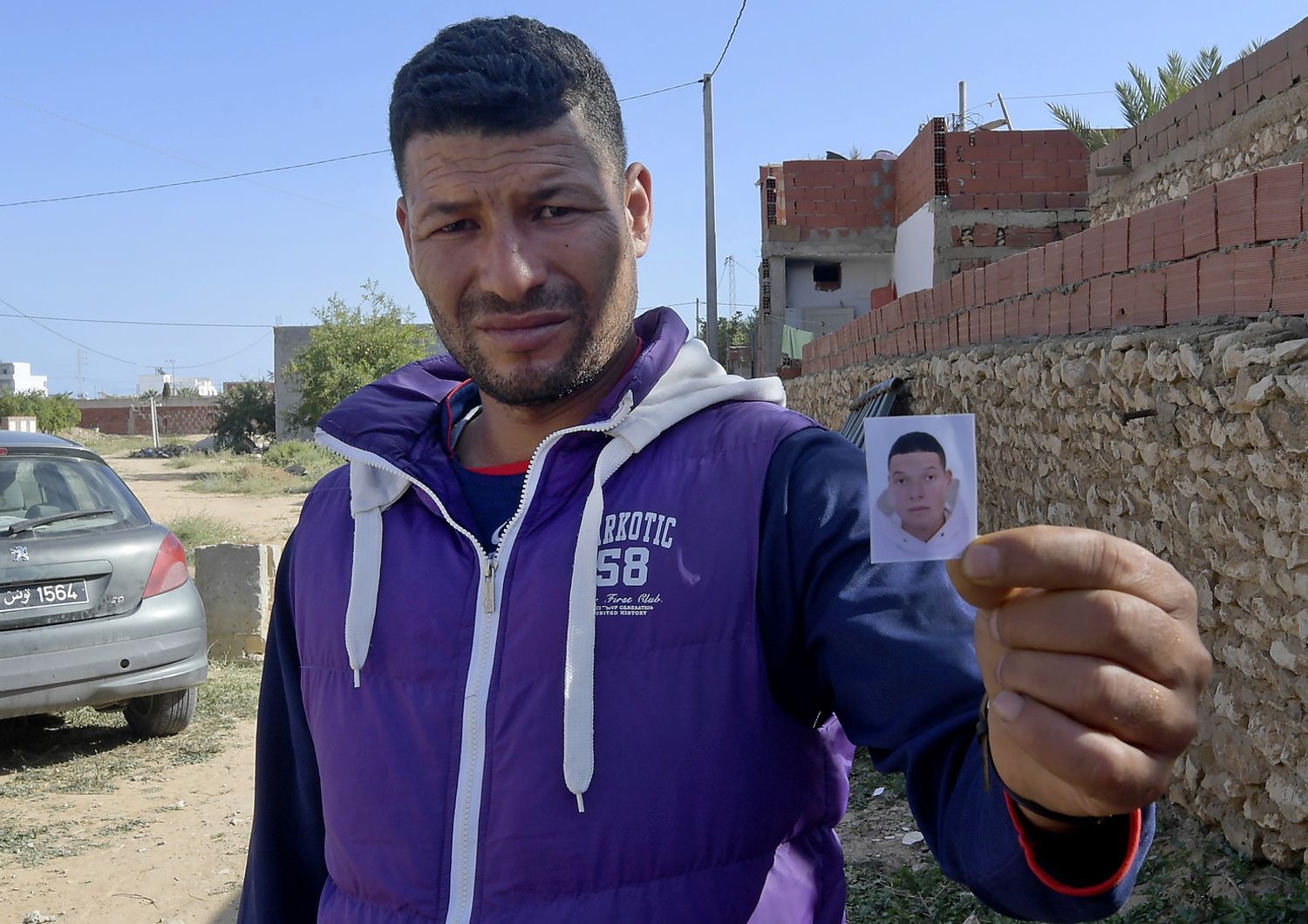 Il fratello dell'attentatore di Nizza mostra la foto di Brahim Issaoui