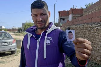 Il fratello dell'attentatore di Nizza mostra la foto di Brahim Issaoui