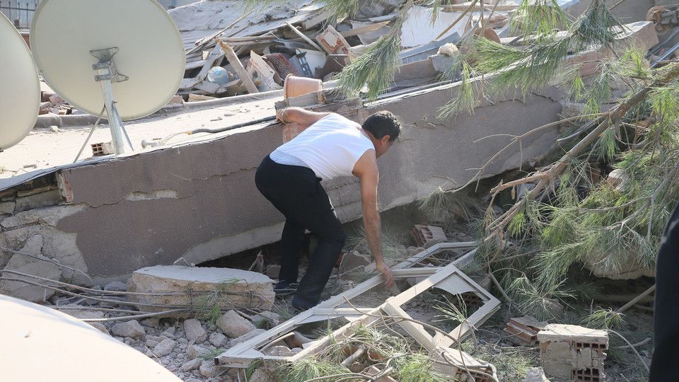 I danni fatti dal terremoto a Smirne