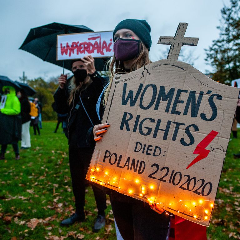 Un momento della manifestazione pro-aborto a Varsavia