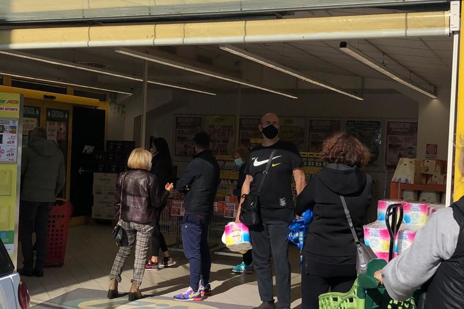 &nbsp;Fila sabato mattina in un supermercato di Roma a Colli Portuensi