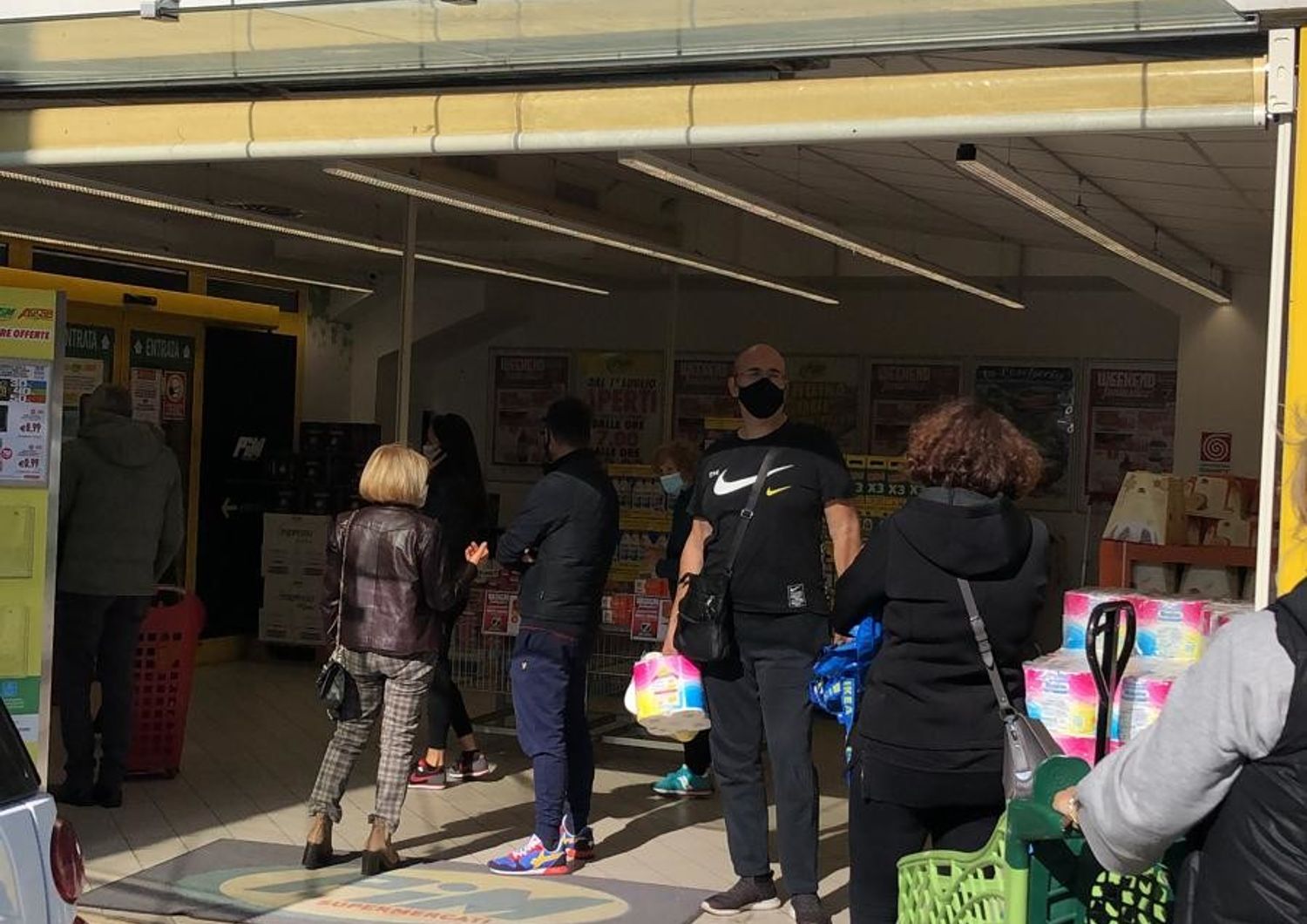 &nbsp;Fila sabato mattina in un supermercato di Roma a Colli Portuensi