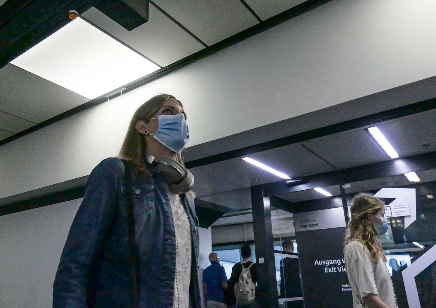 Una passeggera all'aeroporto di Vienna