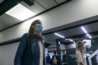 Una passeggera all'aeroporto di Vienna