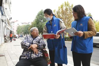 Gli operatori impegnati nel primo giorno del censimento generale della popolazione cinese