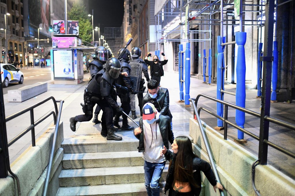 Scontri a Madrid, proteste contro il coprifuoco