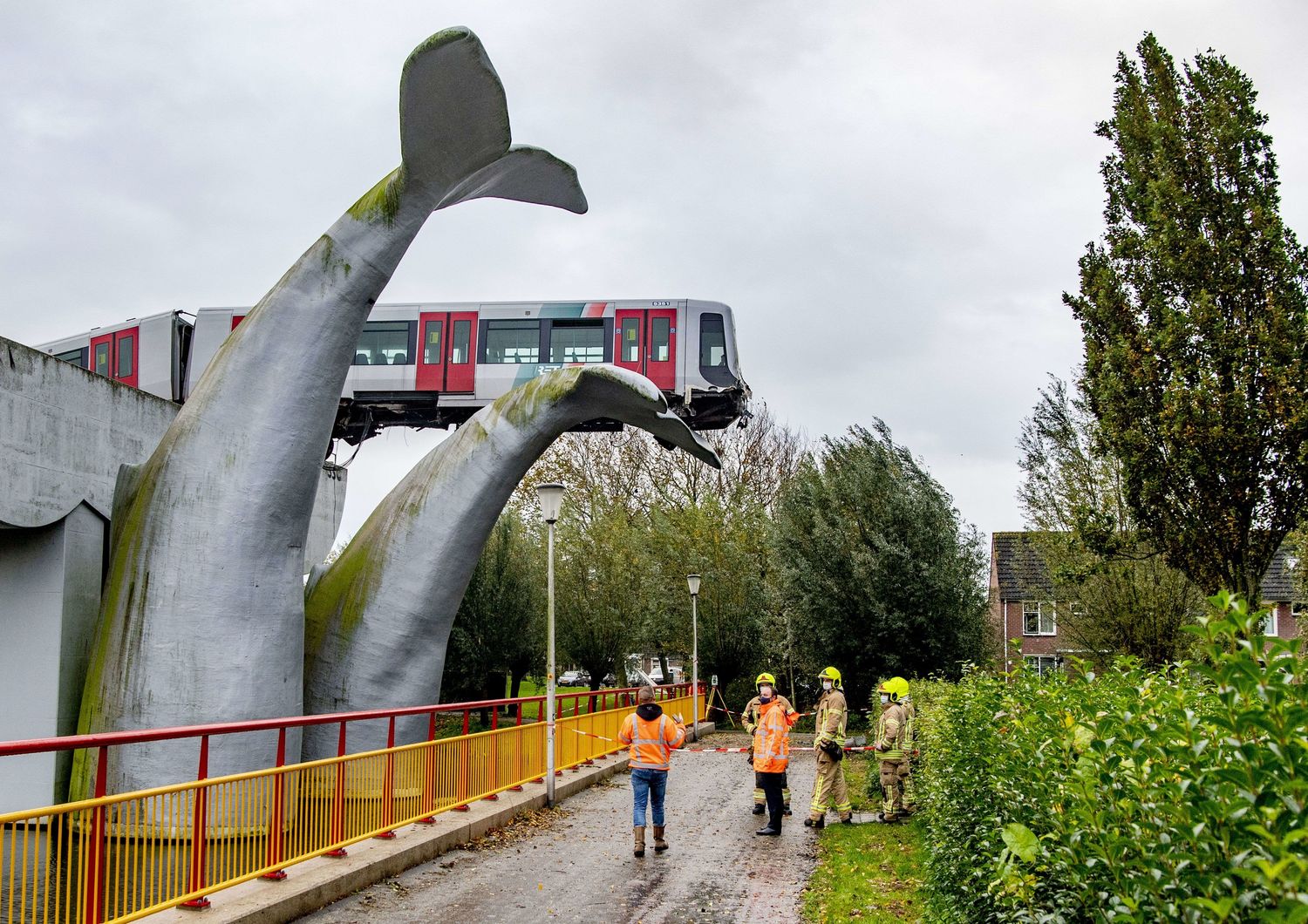 Il treno della metro di Rotterdam fermato dalla coda di una balena di plastica