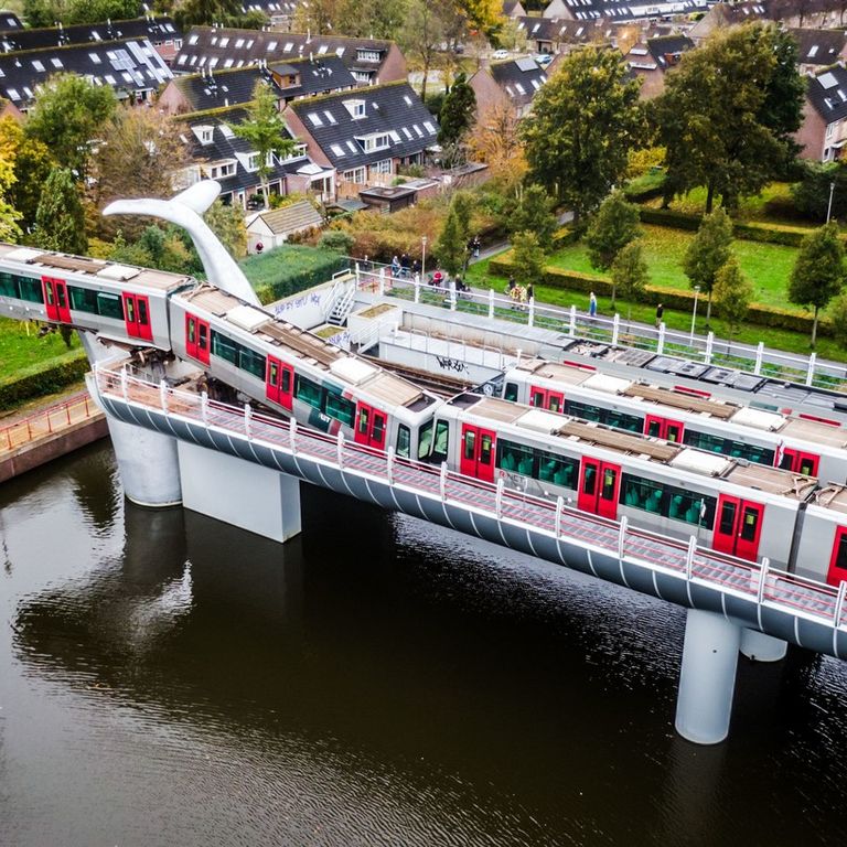 Il treno della metro di Rotterdam fermato dalla coda di una balena di plastica