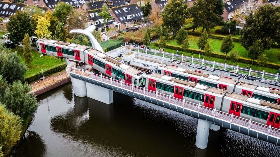Il treno della metro di Rotterdam fermato dalla coda di una balena di plastica