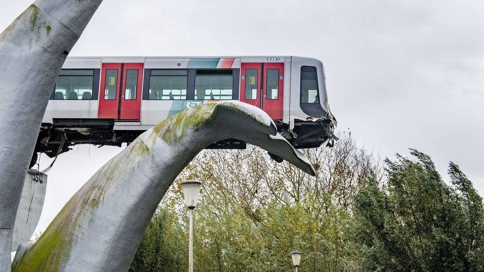 Il treno della metro di Rotterdam fermato dalla coda di una balena di plastica&nbsp;