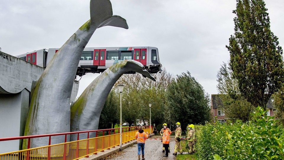 Il treno della metro di Rotterdam fermato dalla coda di una balena di plastica