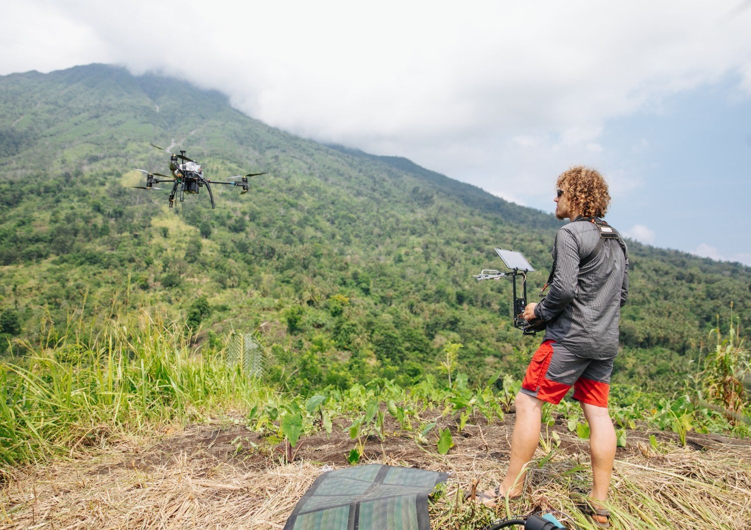&nbsp;Il drone in volo sul vulcano Manam