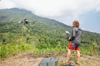 &nbsp;Il drone in volo sul vulcano Manam