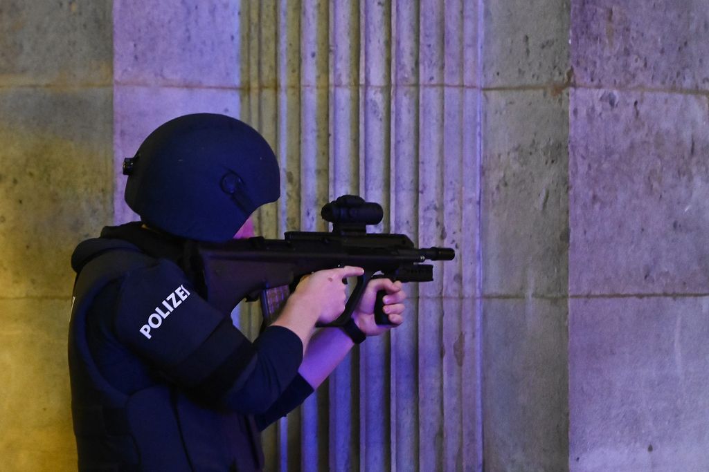 Un membro delle forze speciali austriache durante l'attacco terroristico a Vienna