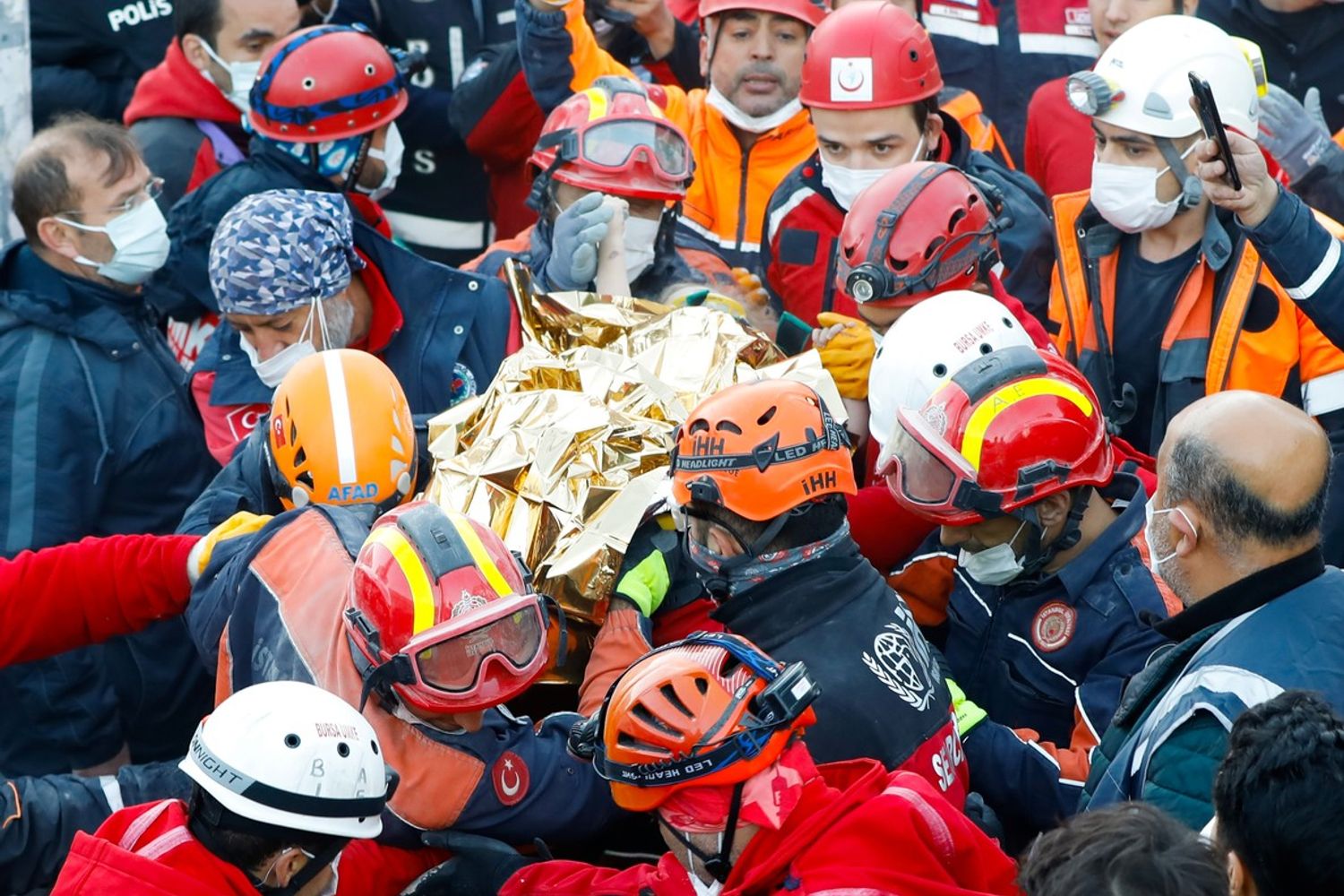 La bimba di tre anni estratta viva dalle macerie a Smirne