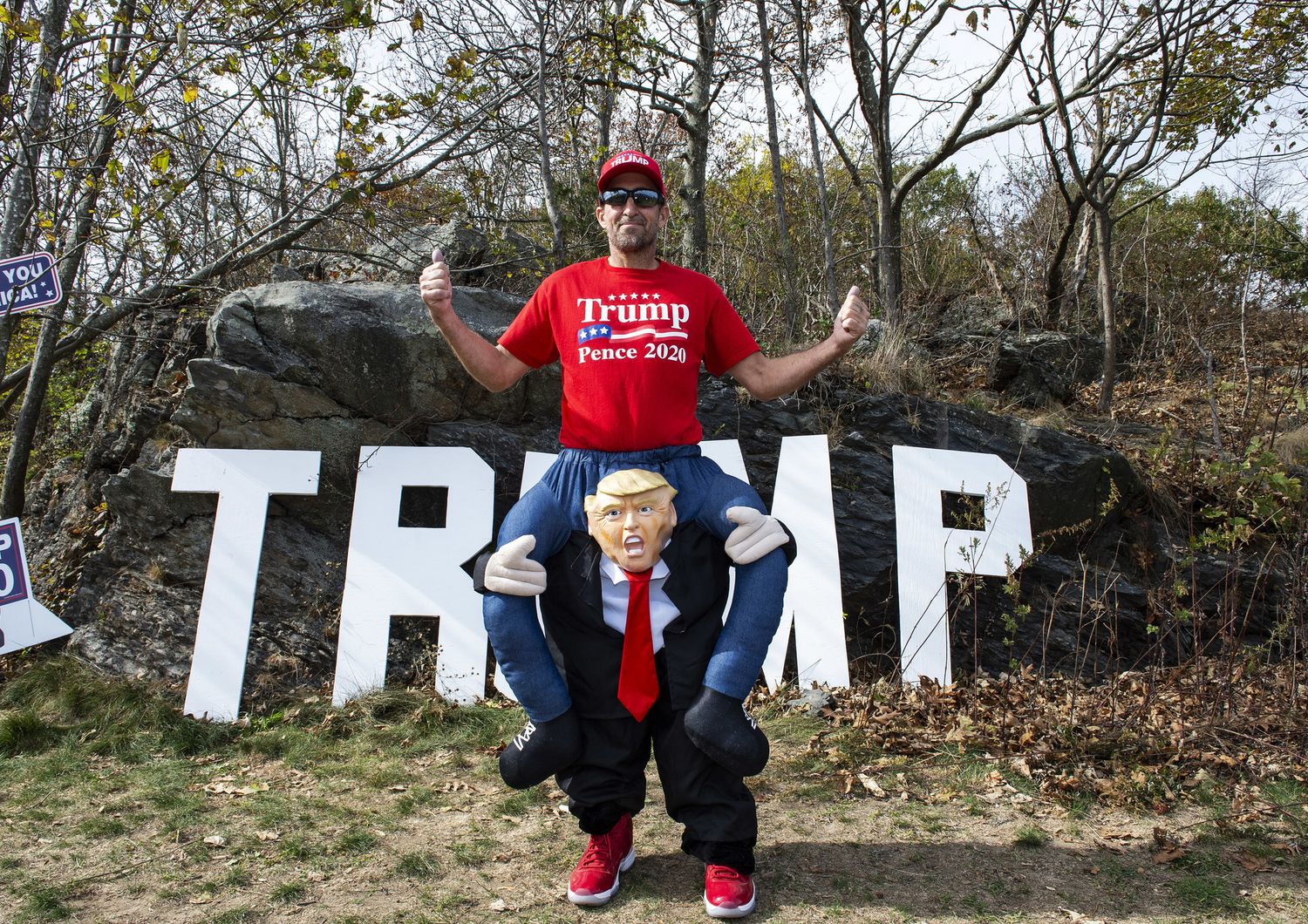 Sostenitori di Trump durante una manifestazioni di sostegno al presidente in Rhode Island