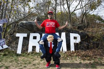 Sostenitori di Trump durante una manifestazioni di sostegno al presidente in Rhode Island