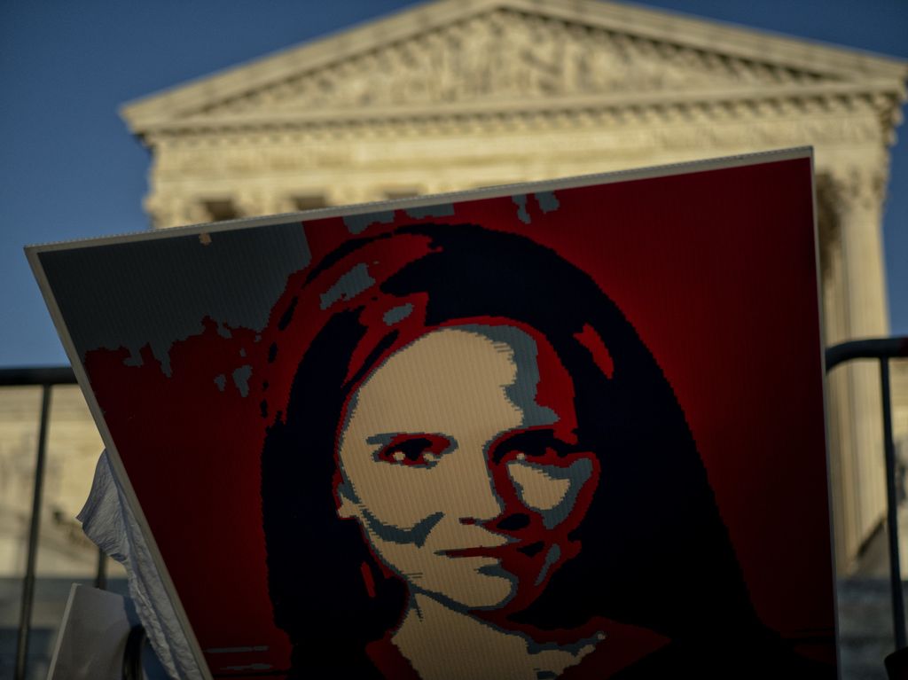 Un ritratto di Amy Coney Barrett davanti alla Corte Suprema