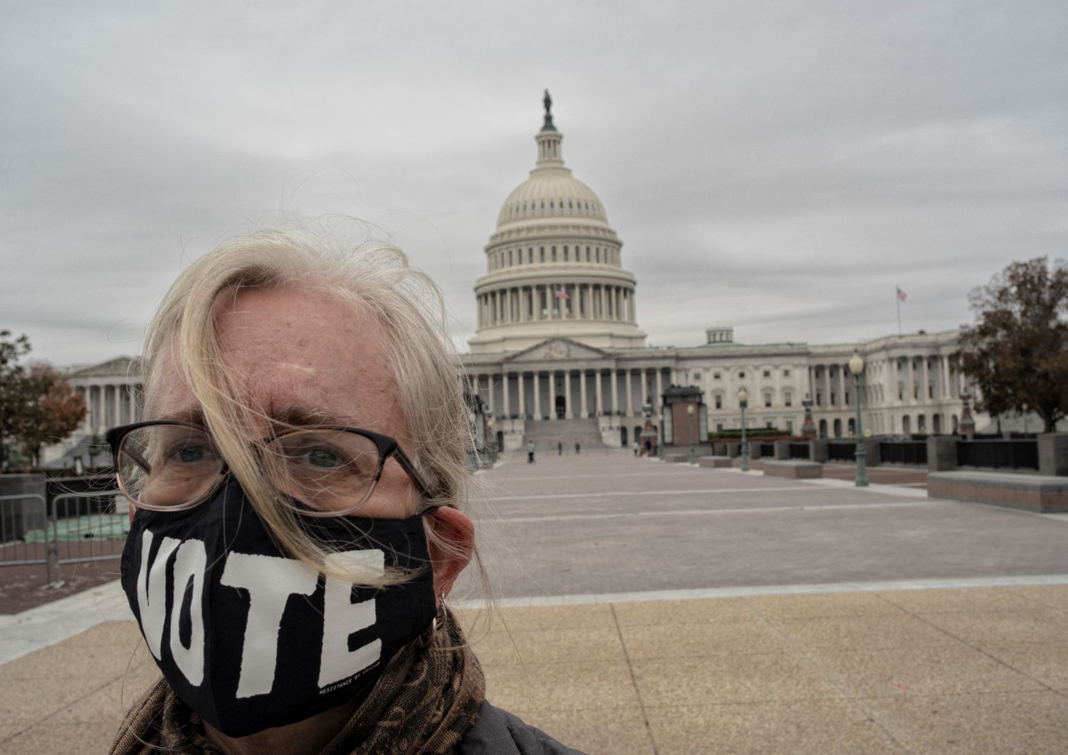 Un manifestante davanti al Congresso Usa