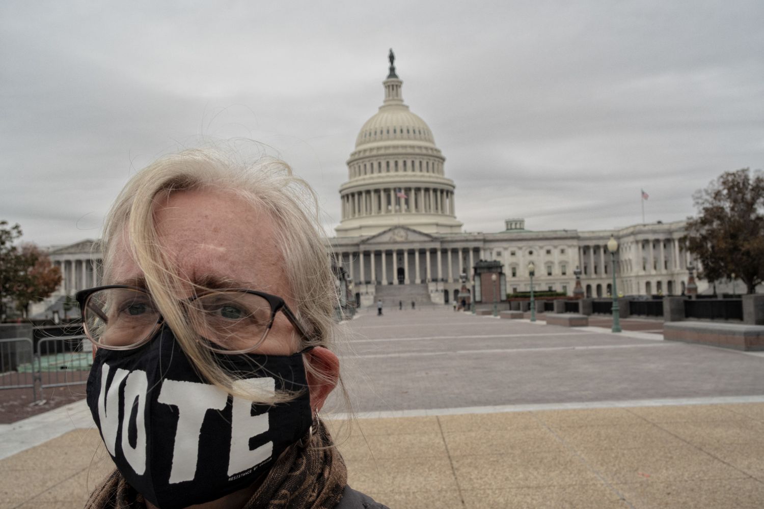 Un manifestante davanti al Congresso Usa
