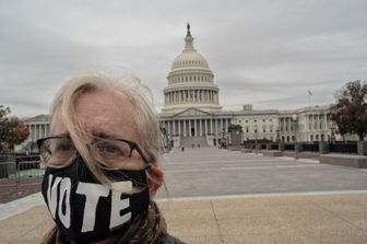 Un manifestante davanti al Congresso Usa