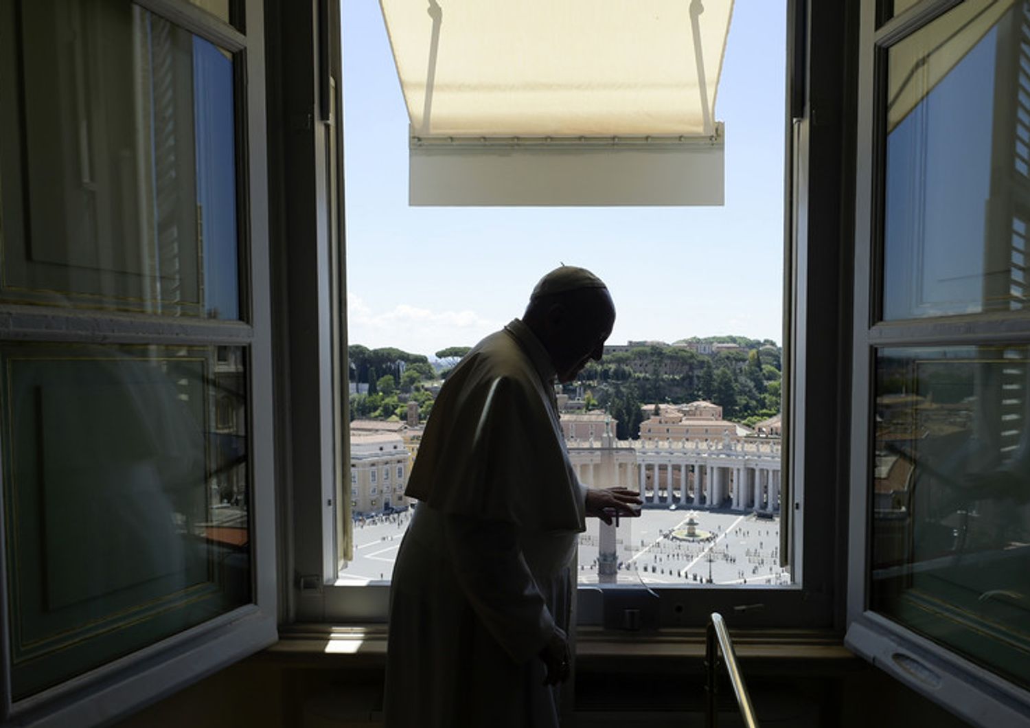 Il papa guida la preghiera del Regina Coeli