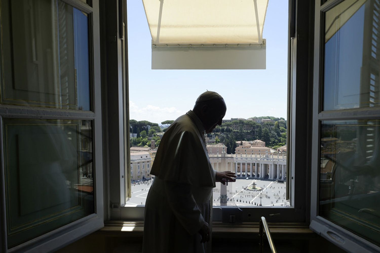 Il papa guida la preghiera del Regina Coeli
