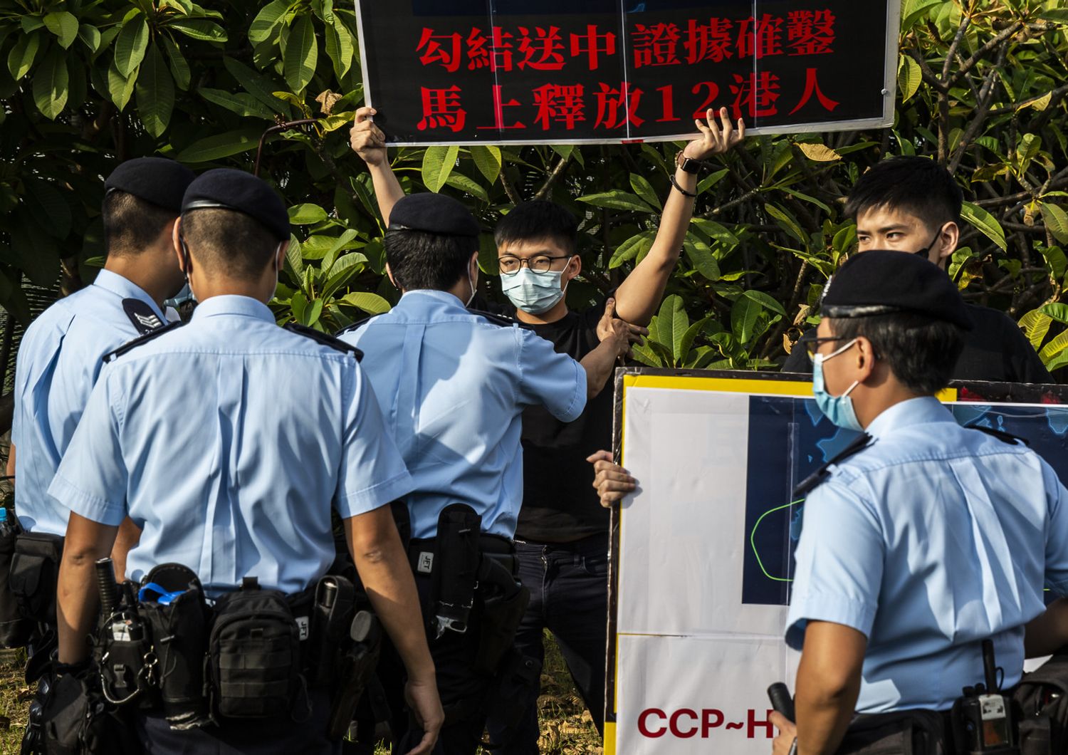 La polizia di Hong Kong interviene a una protesta organizzata da Joshua Wong