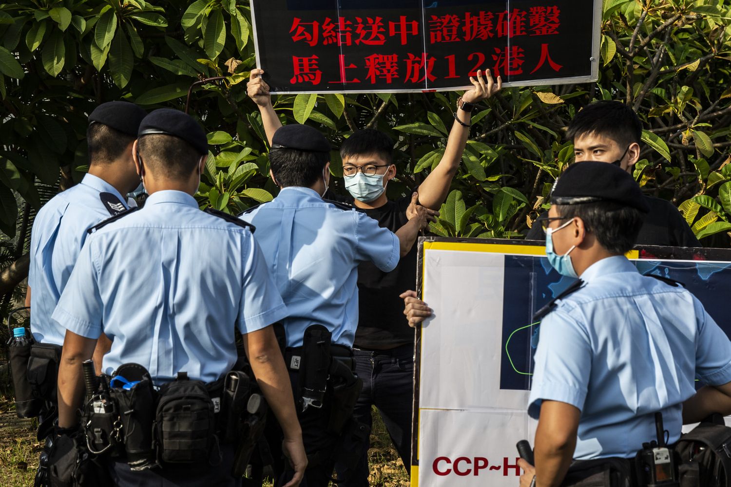 La polizia di Hong Kong interviene a una protesta organizzata da Joshua Wong