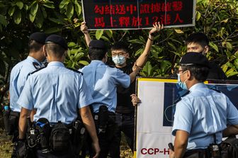 La polizia di Hong Kong interviene a una protesta organizzata da Joshua Wong
