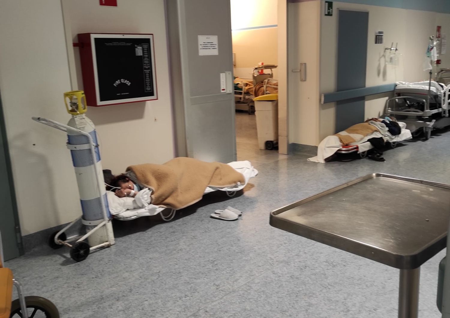 pazienti sulle barelle a terra negli ospedali