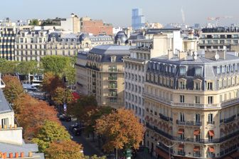 L'esclusiva Avenue George V nel cuore di Parigi