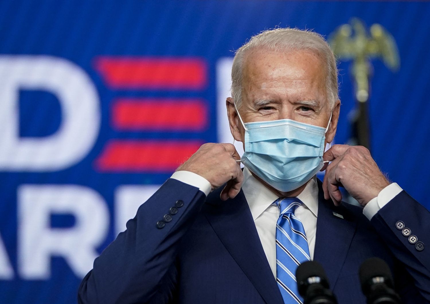 Joe Biden con la mascherina