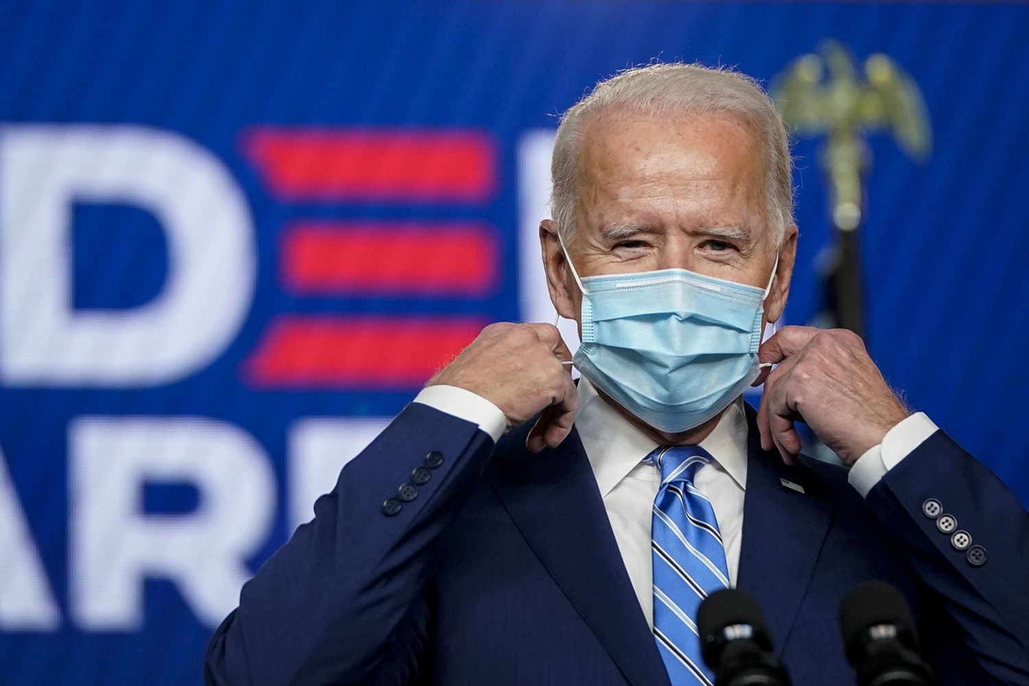 Joe Biden con la mascherina
