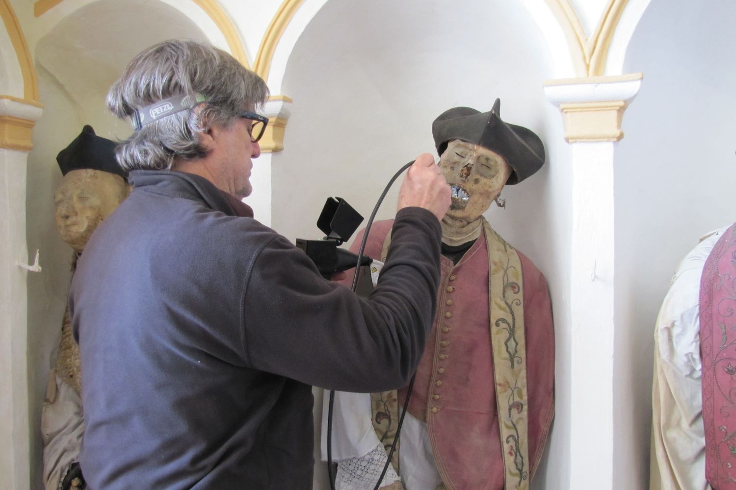 Uno studioso esamina le mummie di Gangi