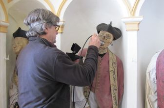 Uno studioso esamina le mummie di Gangi