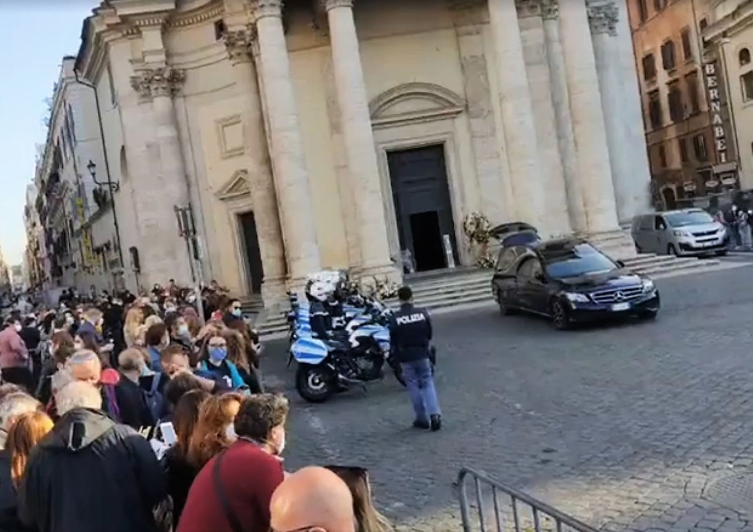 Folla di fan ai funerali di Stefano D'Orazio
