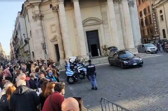 Folla di fan ai funerali di Stefano D'Orazio