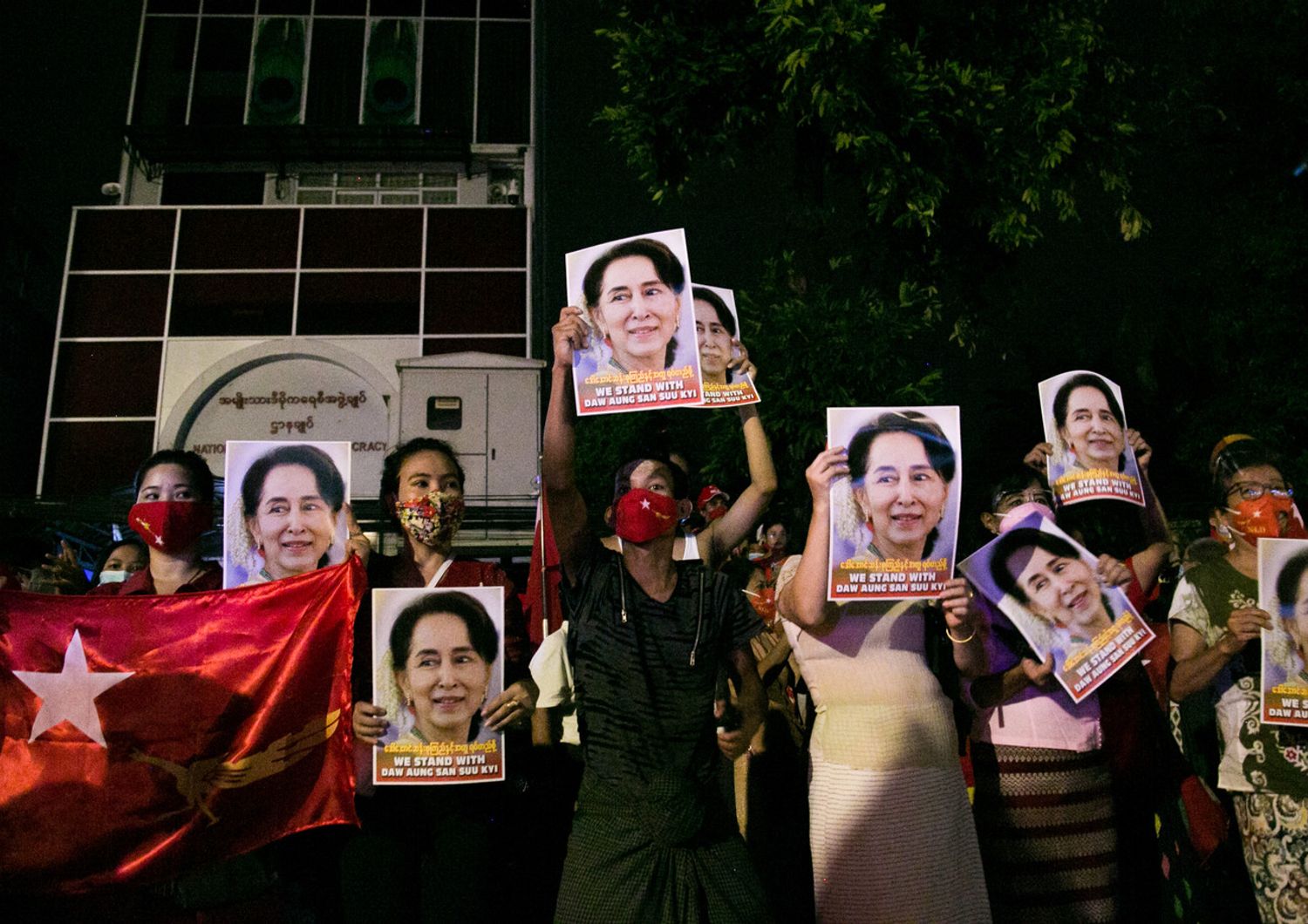 Sostenitori di Aung San Suu Kyi festeggiano la vittoria elettorale