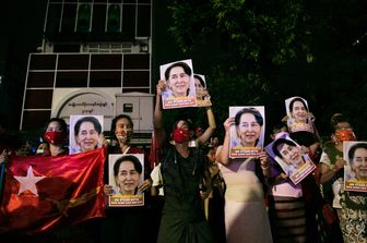 Sostenitori di Aung San Suu Kyi festeggiano la vittoria elettorale