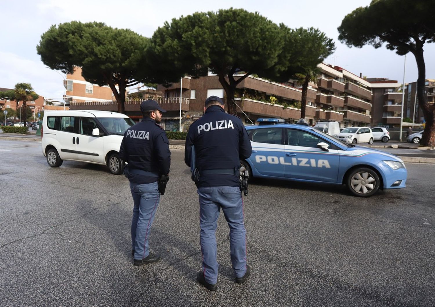 Agenti di polizia ad Ostia