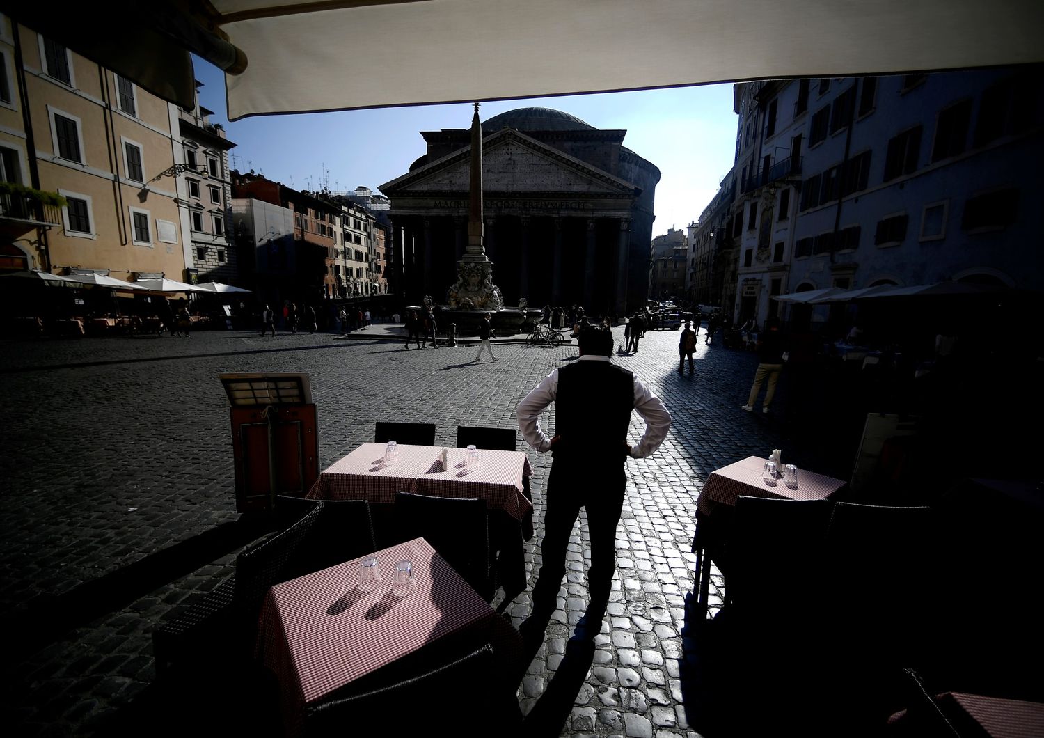 Un ristorante deserto in piazza del Pantheon a Roma