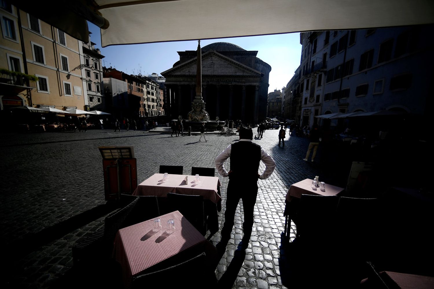 Un ristorante deserto in piazza del Pantheon a Roma
