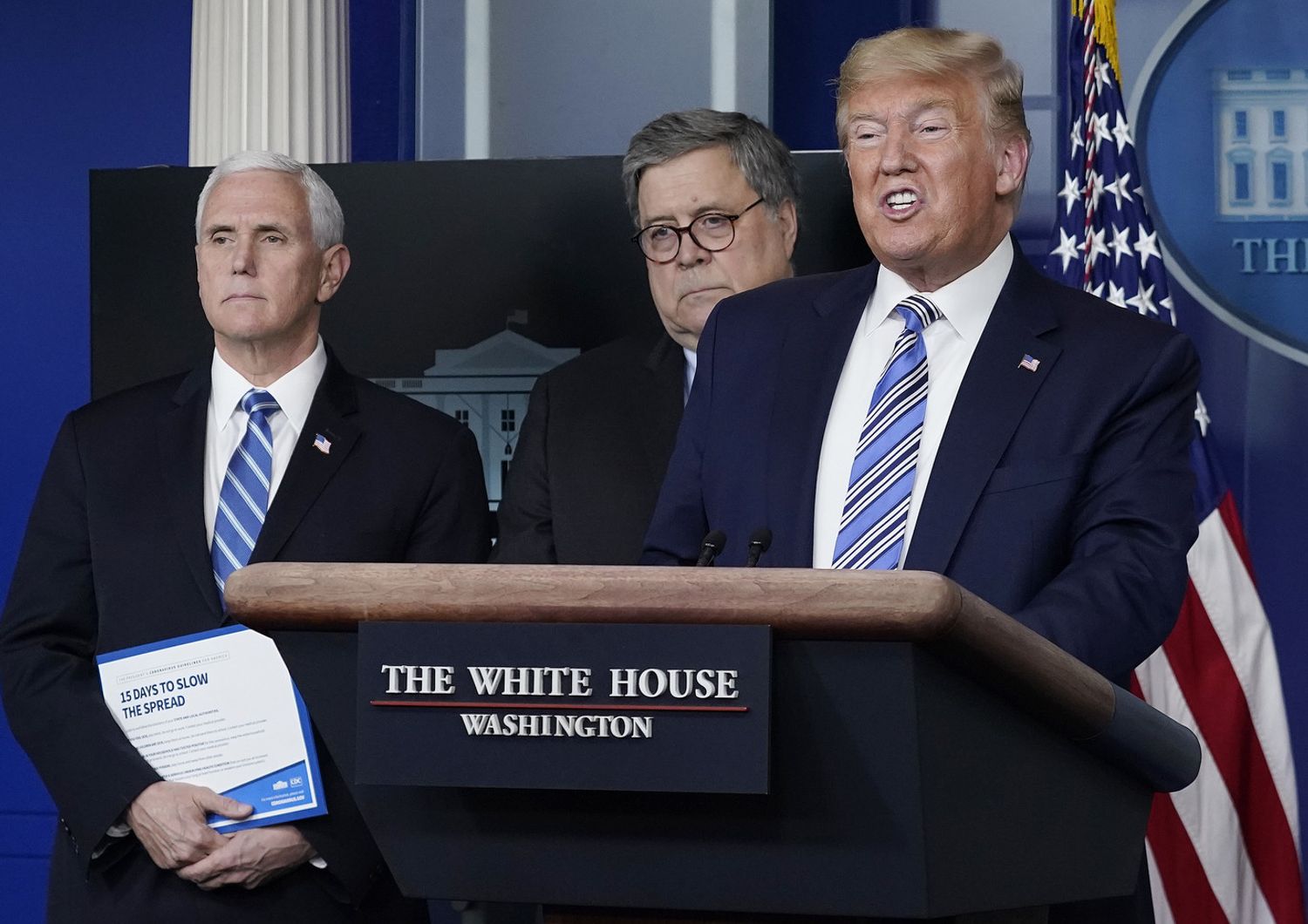 Da destra, Donald Trump, Bill Barr e Mike Pence