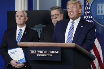 Da destra, Donald Trump, Bill Barr e Mike Pence