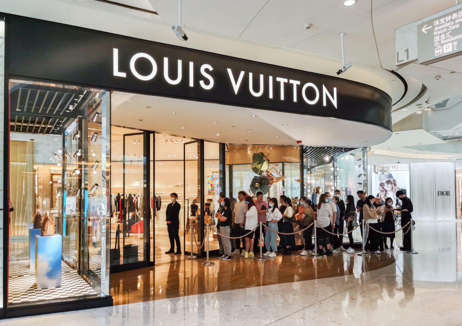 Fila davanti a un negozio Louis Vuitton in Cina