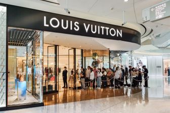 Fila davanti a un negozio Louis Vuitton in Cina