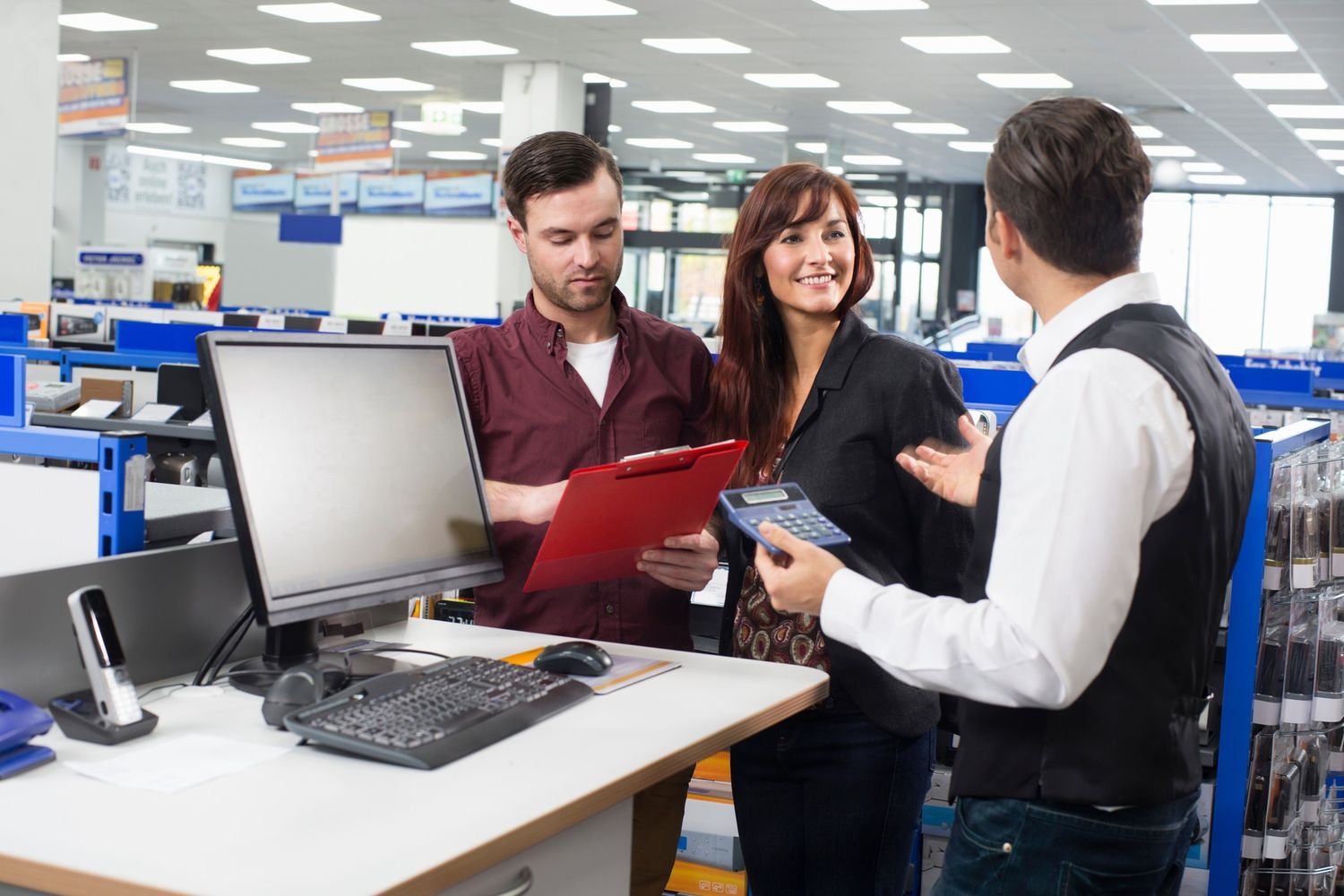 Un venditore in un negozio di elettronica