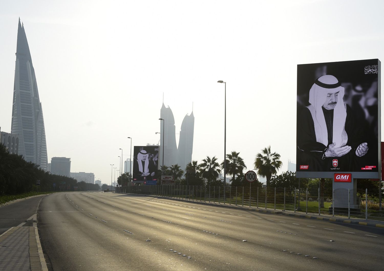 Cartelloni commemorano il defunto premier del Bahrein